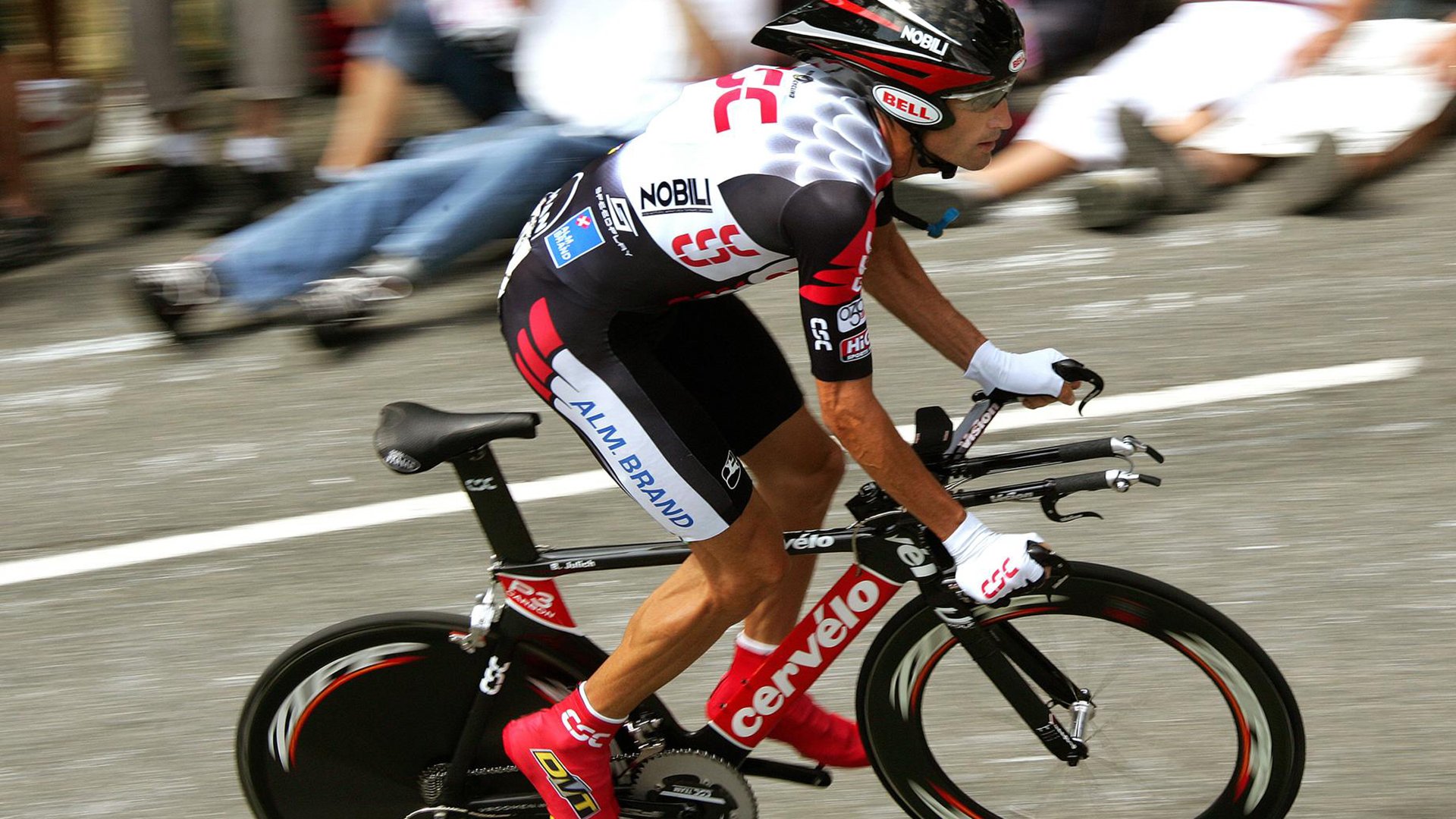 “北极雪地：冰封战场上的极限追击”，北极雪山