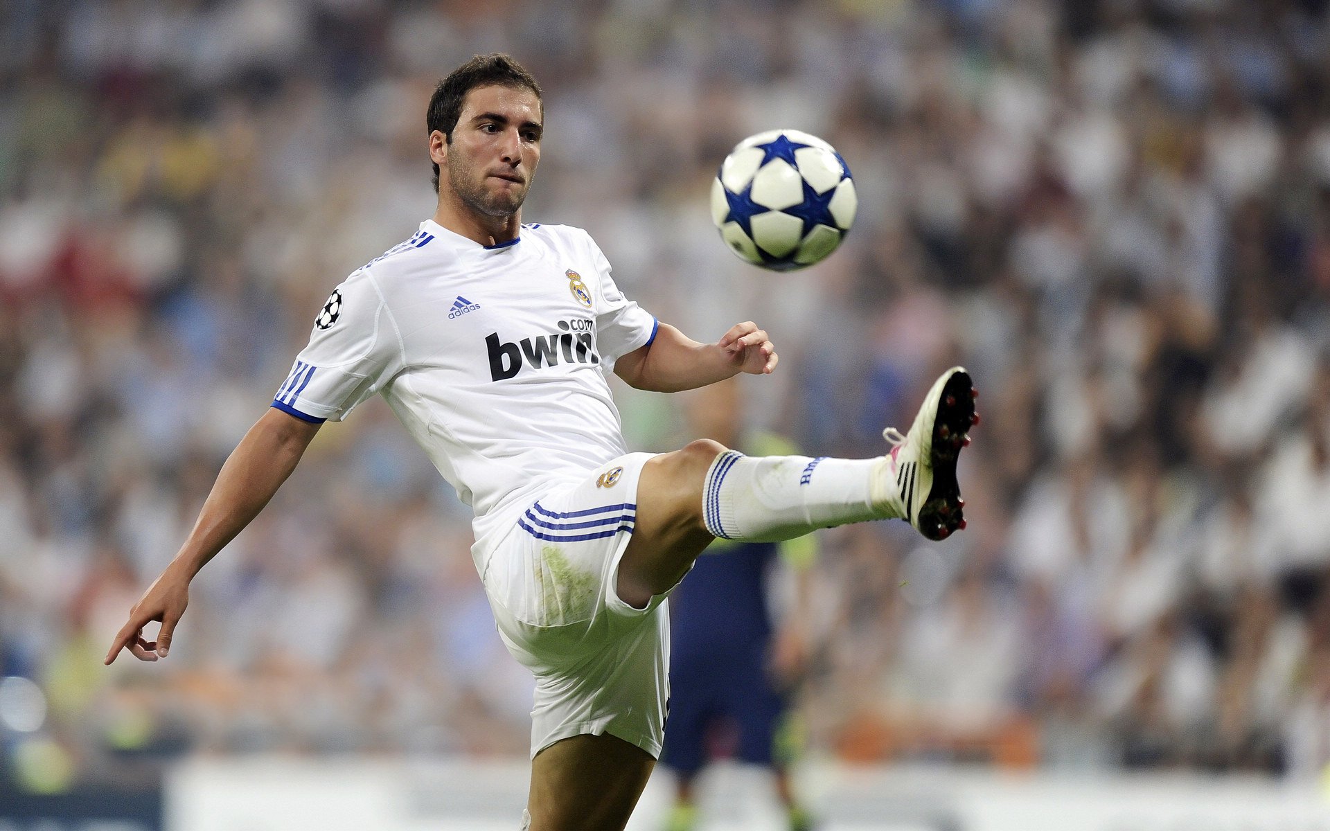 英超底部球队奋起直追，保级大战白热化，英超最低保级分